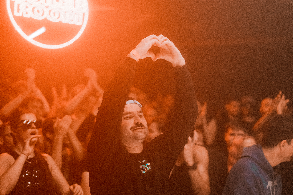 JOHANNES SCHUSTER GRAVA SETPARA O TÃO FAMOSO BOILER ROOM